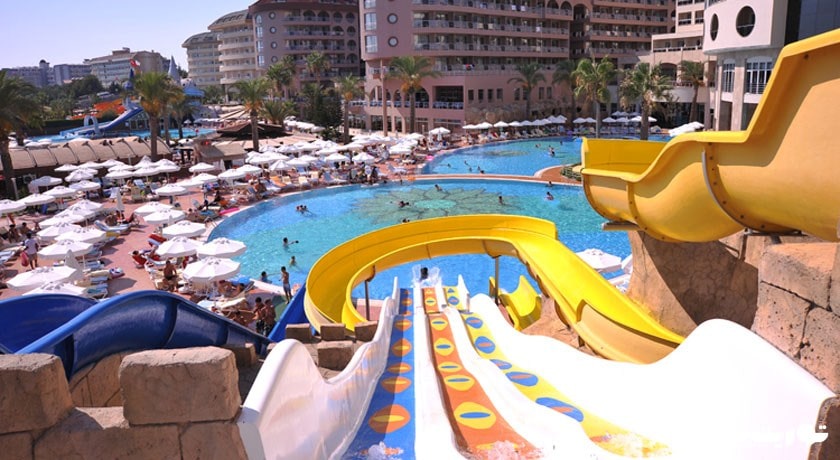 نمای سرسره های آبی هتل